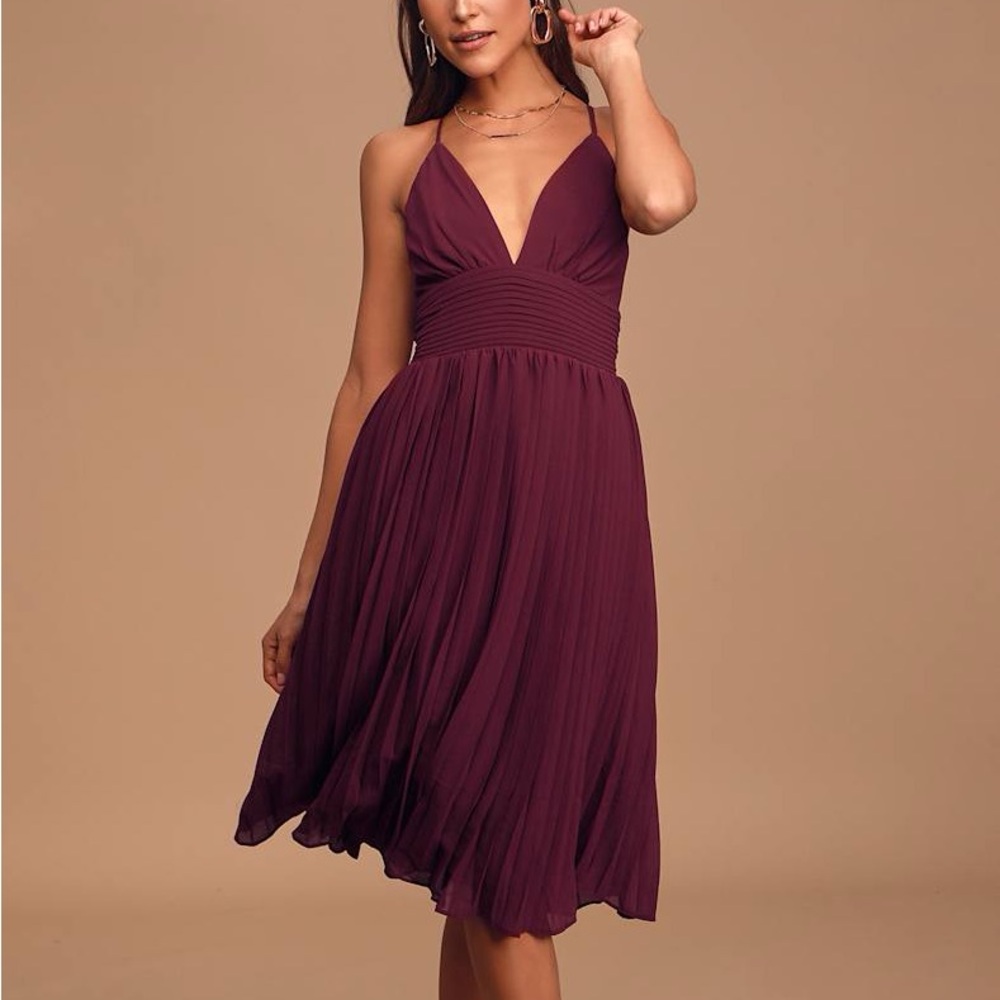 EUC Lulus Love Me To The Moon Burgundy Pleated Midi Dress Size Medium